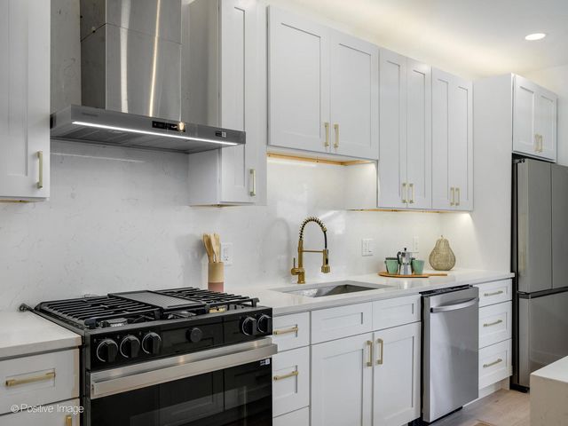 1910 W George Street, Chicago, IL 60657