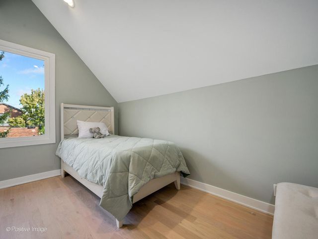 1910 W George Street, Chicago, IL 60657