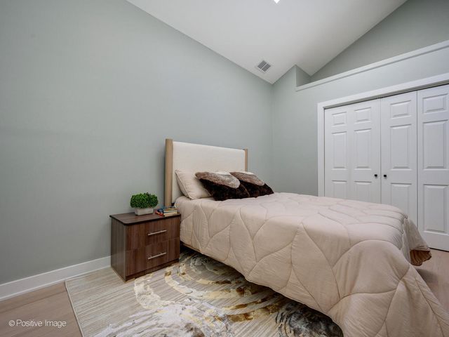 1910 W George Street, Chicago, IL 60657