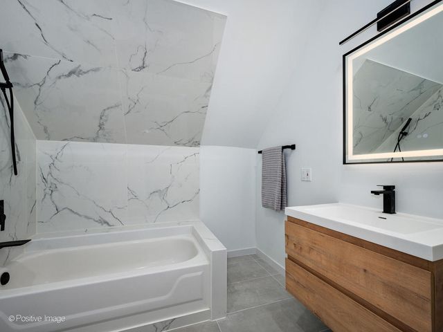 1910 W George Street, Chicago, IL 60657