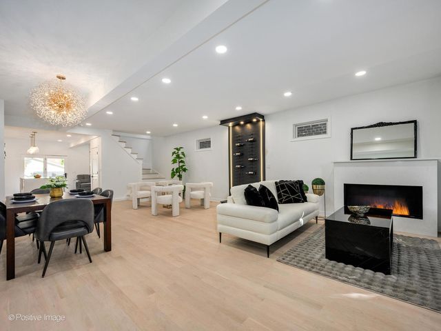 1910 W George Street, Chicago, IL 60657