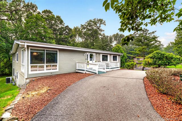 105 Robinhood Lane, West Nyack, NY 10994
