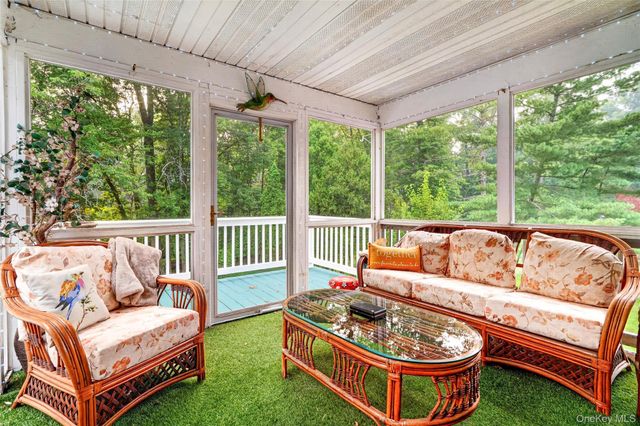 105 Robinhood Lane, West Nyack, NY 10994