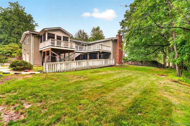 105 Robinhood Lane, West Nyack, NY 10994