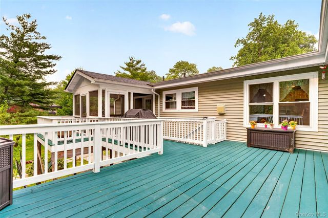 105 Robinhood Lane, West Nyack, NY 10994