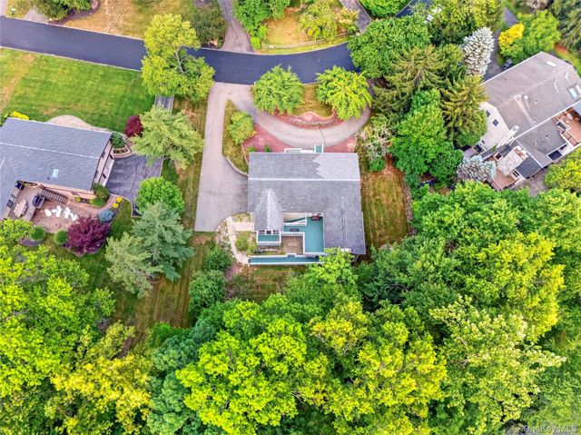105 Robinhood Lane, West Nyack, NY 10994