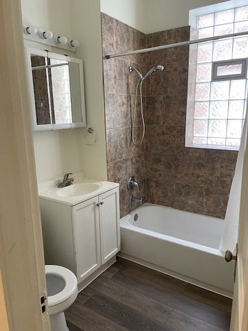7807 S Marquette Avenue, Chicago, IL 60649