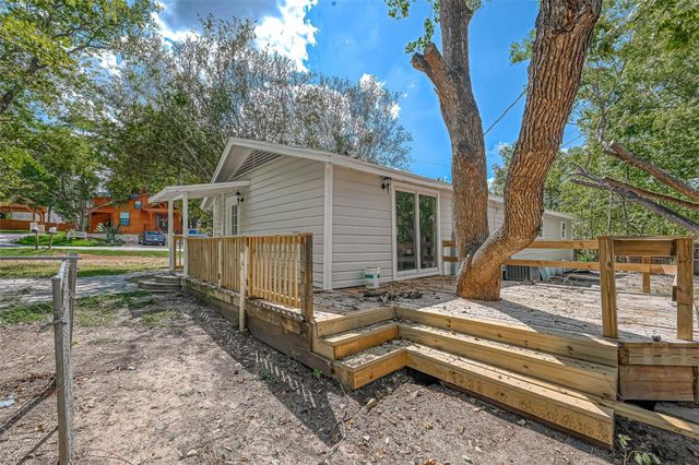 10694 Pine Street, Willis, TX 77318