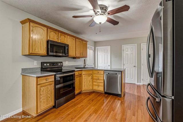 6108 Top Hat Ct, Louisville, KY 40258