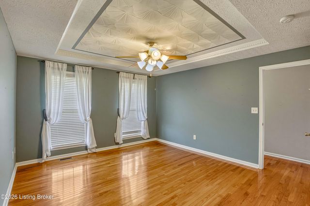 6108 Top Hat Ct, Louisville, KY 40258