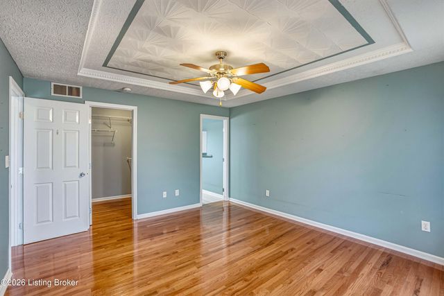 6108 Top Hat Ct, Louisville, KY 40258