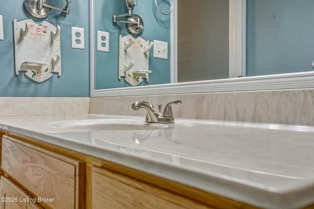 6108 Top Hat Ct, Louisville, KY 40258