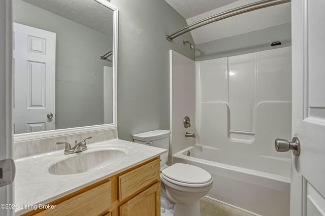 6108 Top Hat Ct, Louisville, KY 40258