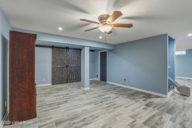 6108 Top Hat Ct, Louisville, KY 40258