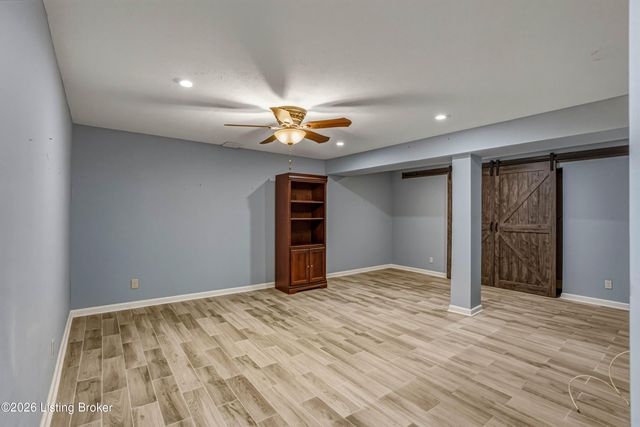 6108 Top Hat Ct, Louisville, KY 40258