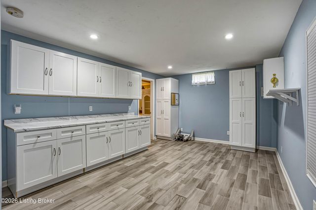 6108 Top Hat Ct, Louisville, KY 40258