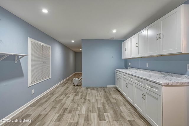 6108 Top Hat Ct, Louisville, KY 40258