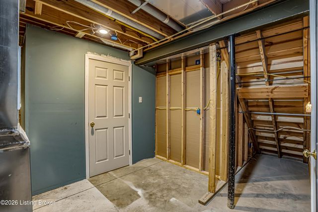 6108 Top Hat Ct, Louisville, KY 40258