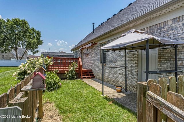 6108 Top Hat Ct, Louisville, KY 40258