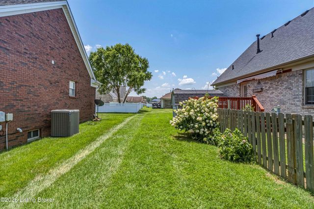 6108 Top Hat Ct, Louisville, KY 40258