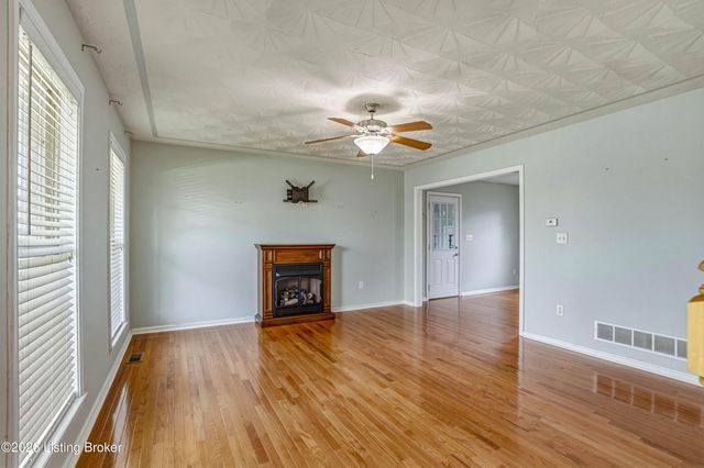 6108 Top Hat Ct, Louisville, KY 40258