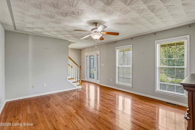 6108 Top Hat Ct, Louisville, KY 40258