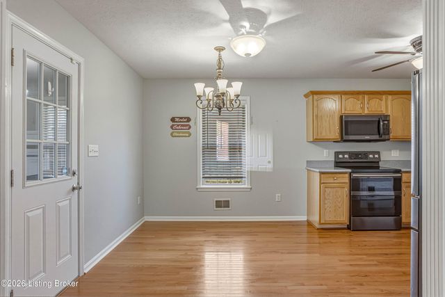 6108 Top Hat Ct, Louisville, KY 40258