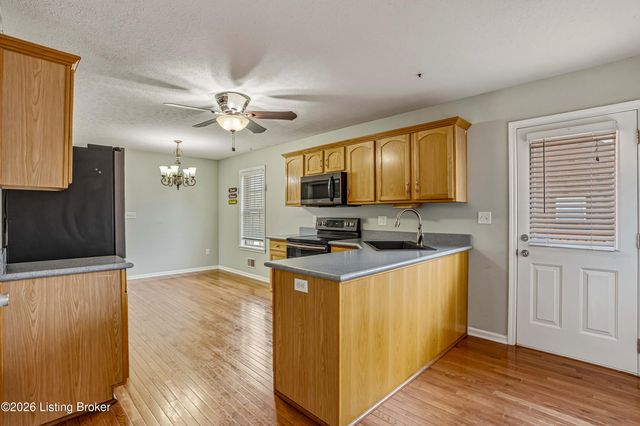 6108 Top Hat Ct, Louisville, KY 40258