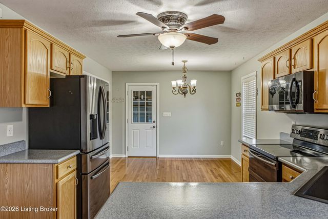 6108 Top Hat Ct, Louisville, KY 40258