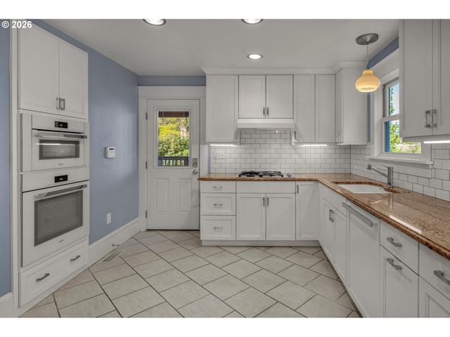 8409 Sw CAPITOL Hwy, Portland, OR 97219