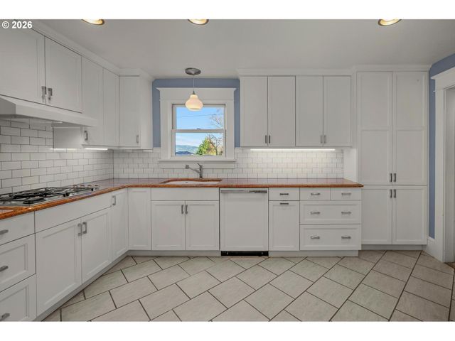 8409 Sw CAPITOL Hwy, Portland, OR 97219