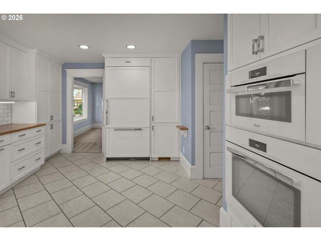 8409 Sw CAPITOL Hwy, Portland, OR 97219