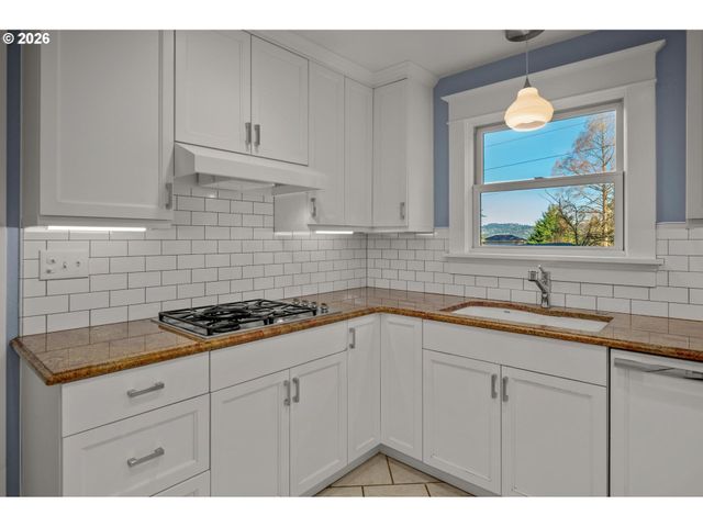 8409 Sw CAPITOL Hwy, Portland, OR 97219