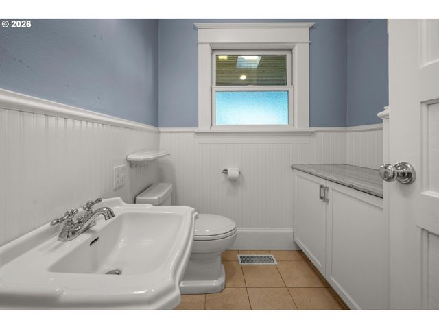 8409 Sw CAPITOL Hwy, Portland, OR 97219