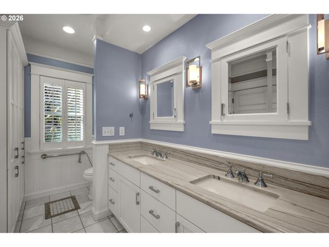 8409 Sw CAPITOL Hwy, Portland, OR 97219