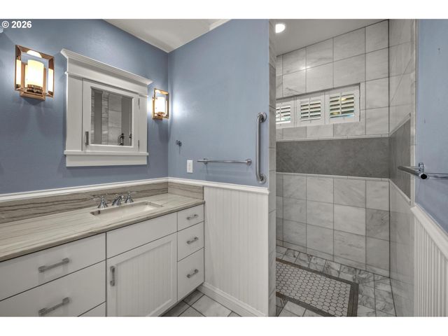 8409 Sw CAPITOL Hwy, Portland, OR 97219