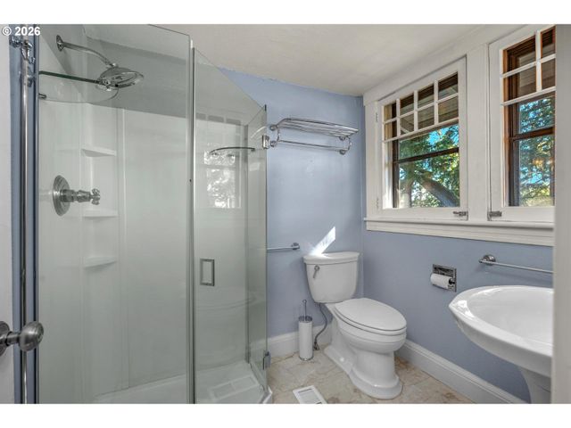 8409 Sw CAPITOL Hwy, Portland, OR 97219