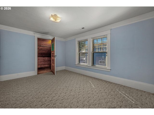 8409 Sw CAPITOL Hwy, Portland, OR 97219