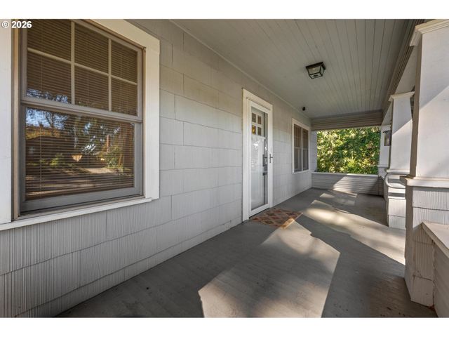 8409 Sw CAPITOL Hwy, Portland, OR 97219