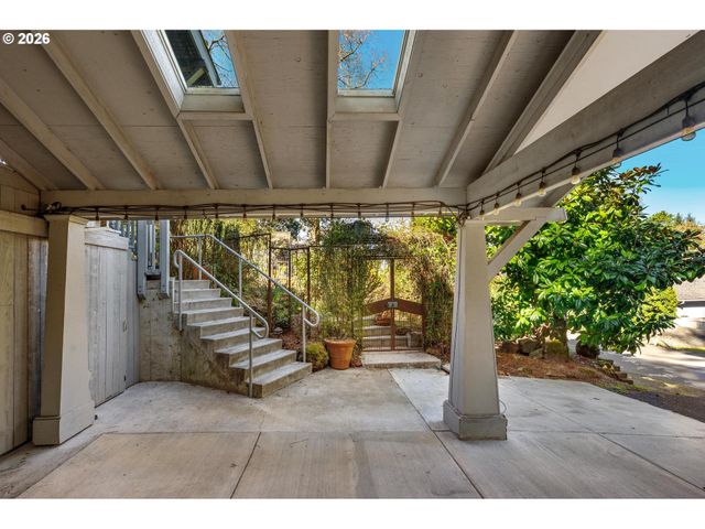 8409 Sw CAPITOL Hwy, Portland, OR 97219