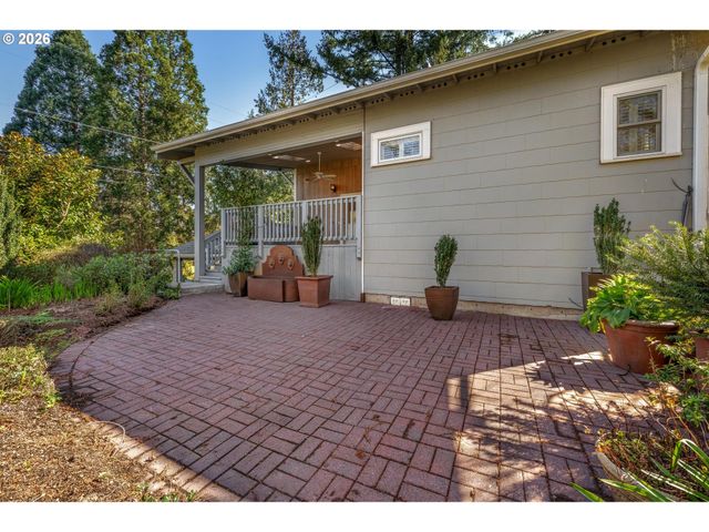 8409 Sw CAPITOL Hwy, Portland, OR 97219