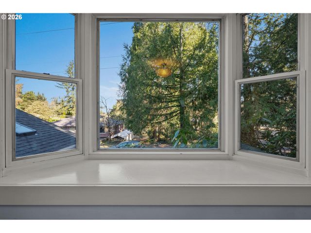 8409 Sw CAPITOL Hwy, Portland, OR 97219