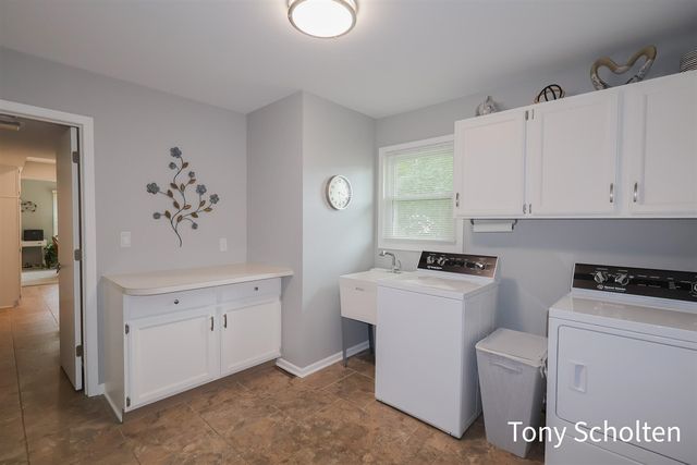 7537 Woodside Drive, Hudsonville, MI 49426