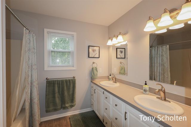 7537 Woodside Drive, Hudsonville, MI 49426