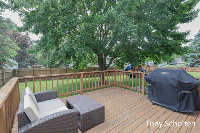 7537 Woodside Drive, Hudsonville, MI 49426