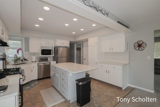 7537 Woodside Drive, Hudsonville, MI 49426