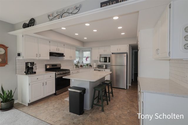7537 Woodside Drive, Hudsonville, MI 49426