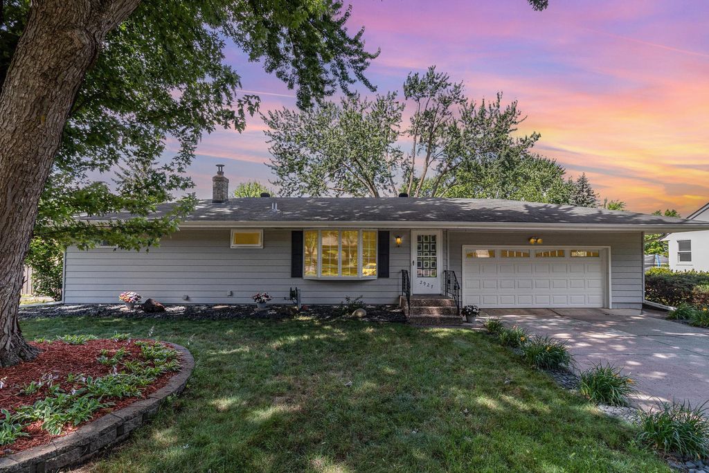 2927 Marion Street, Roseville, MN 55113