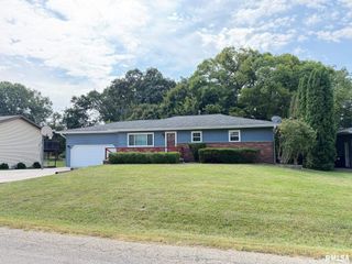 14 APPLE TREE Lane, East Peoria, IL 61611