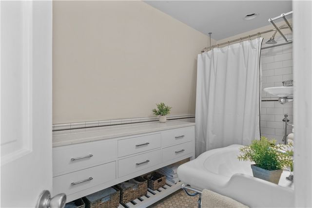 99 Coggeshall Avenue 2, Newport, RI 02840